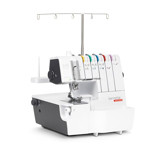 Macchina combinata tagliacuci e punto copertura Bernette b48 Funlock, vista di tre quarti anteriore