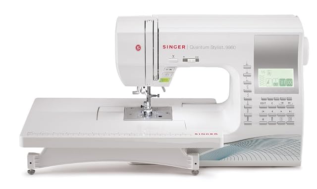 Macchina computerizzata da cucito e quilting Singer Quantum Stylist 9960, vista di tre quarti anteriore